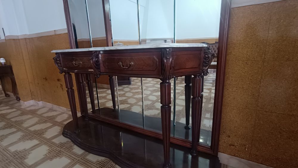 Aparador com espelho e luzes e tampo em madeira.