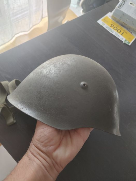 Capacete militar de aço antigo – suspensão têxtil original, provável origem europeia (séc. XX)