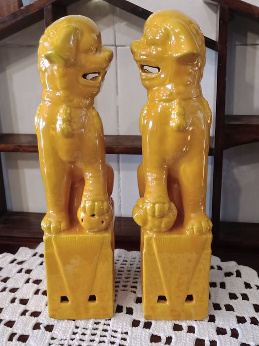 Cães de fu / foo em porcelana chinesa de cor amarelo assinados na base