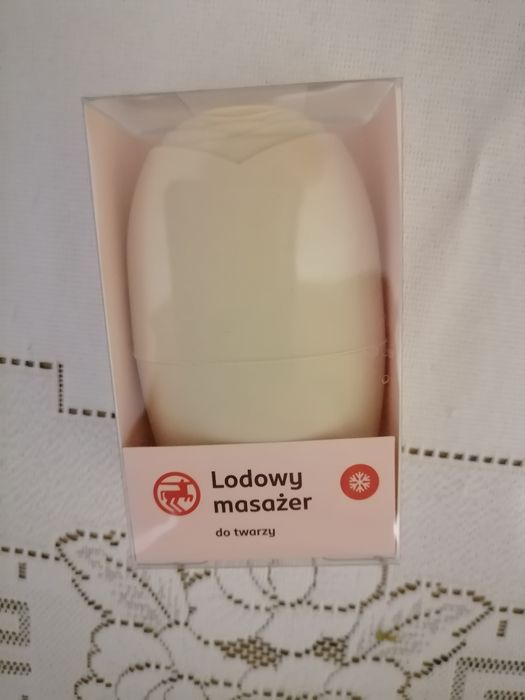 Lodowy masażer do twarzy.