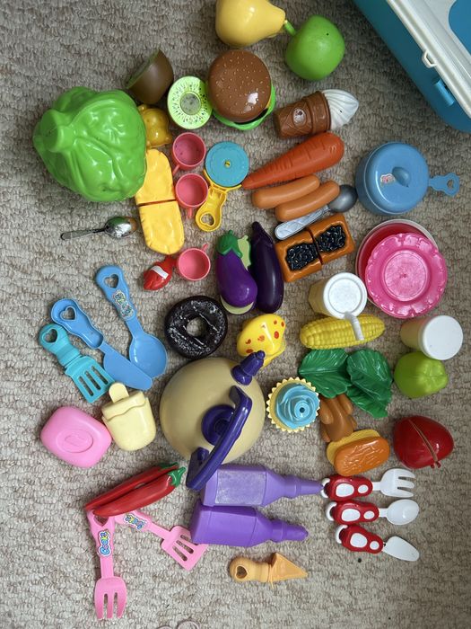 Посуд з чемоданом