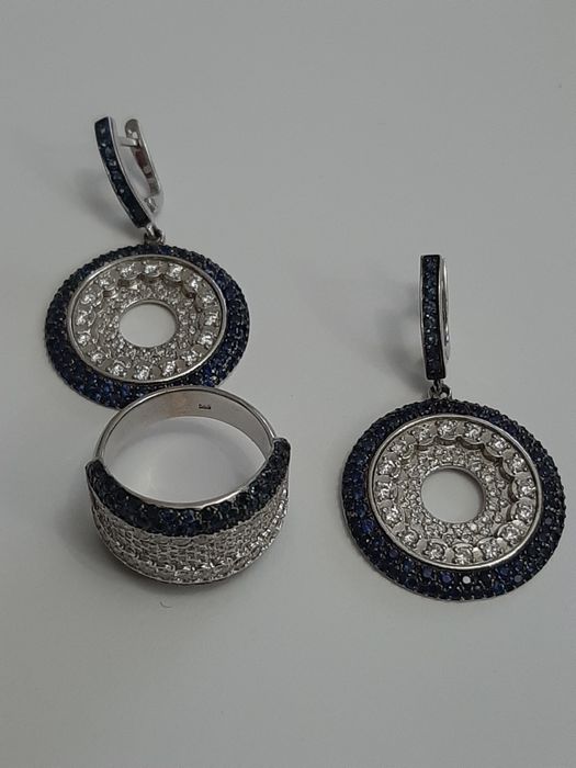 Золотое кольцо с бриллиантами и сапфирами.