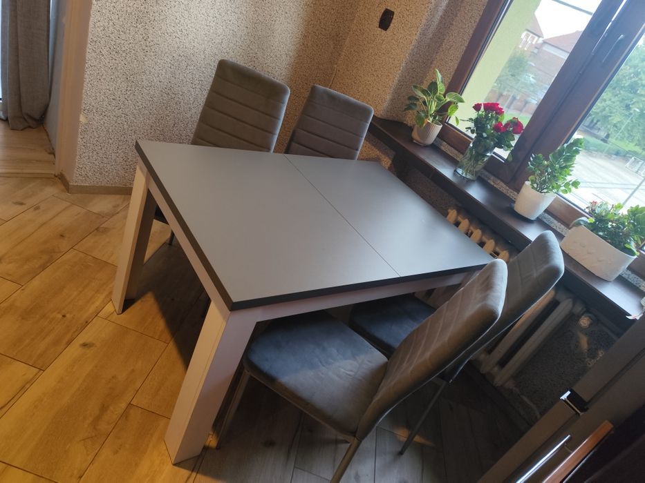 Stół rozkładany z krzesłami