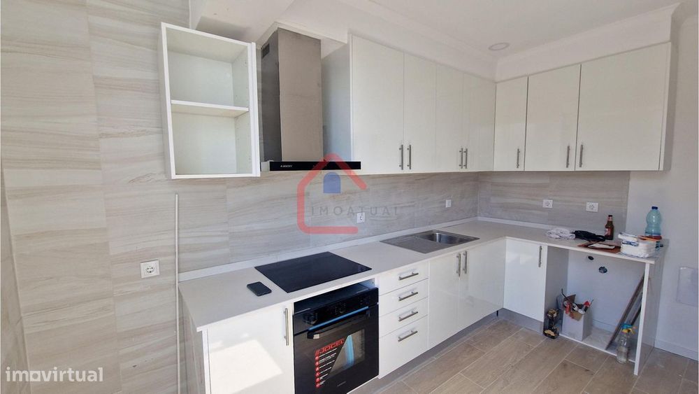 Apartamento T2 em Portugal — Santo António da Charneca, Setúbal
