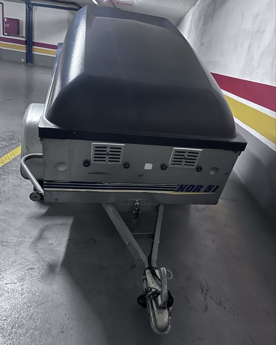 Reboque com cobertura PVC com amortecedor e fechadura