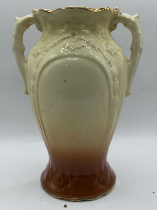 Ceramiczny wazon z dwoma uchwytami w stylu secesyjnym