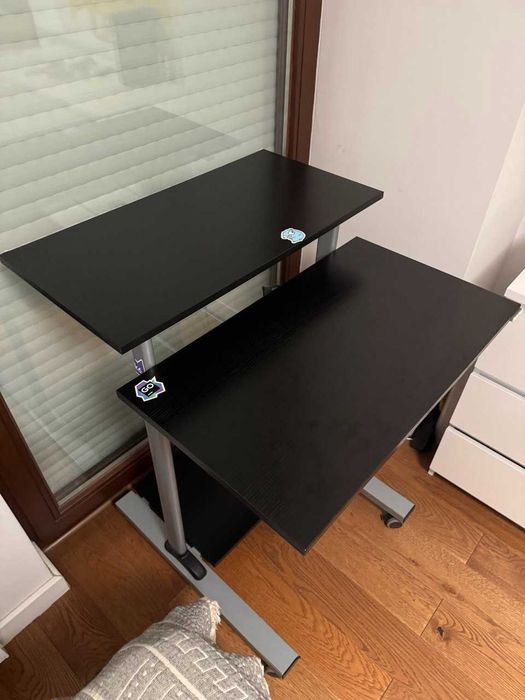 Biurko z ręczną regulacją wysokości + wygodne krzesło biurowe ZESTAW