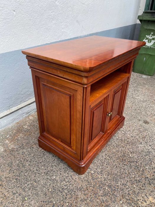 Móvel de televisão em madeira de cerejeira