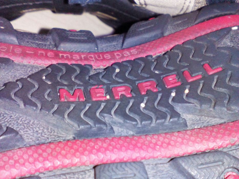 Ténis Merrell.