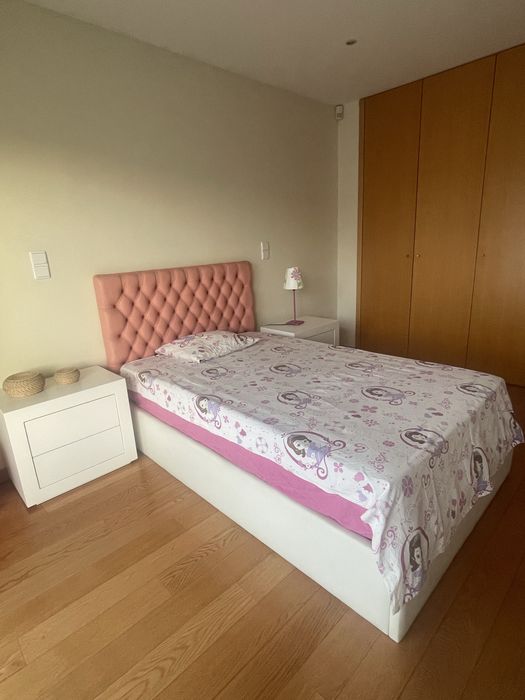 Quarto completo com cama e mobilia