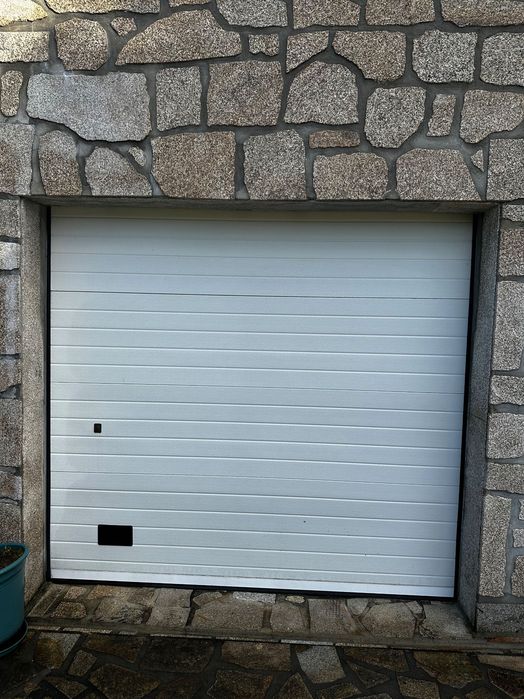 Vendo 2 Portas de garagem seccionadas com motores