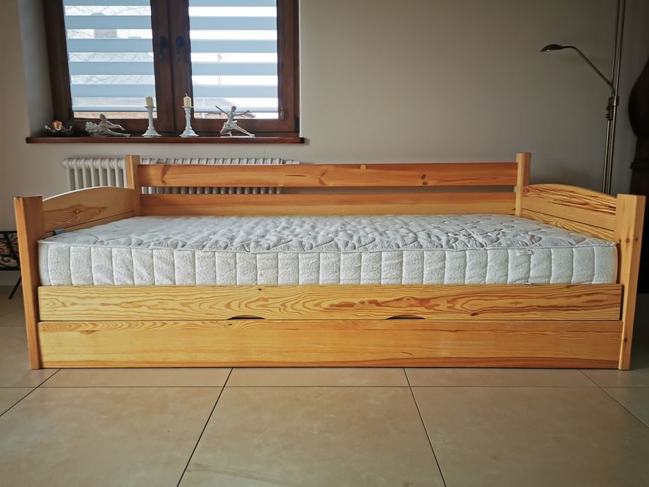 Łóżko VIP drewniane sosnowe 100 x 200 cm z materacem  Hilding Zorba