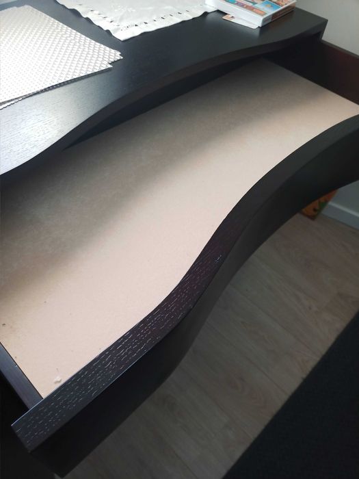 Aparador Wenge c/ linhas modernas e bastante arrumação