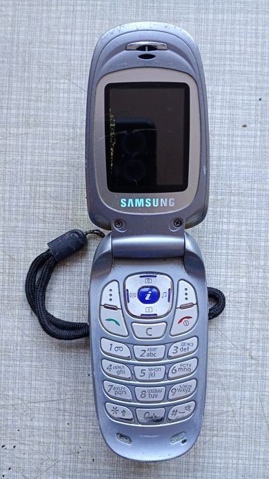 Мобільний телефон Samsung, жабка.(не робочий)