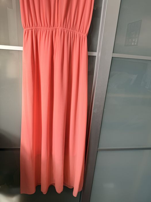 Vestido comprido adereços dourados na gola abertura nas costas