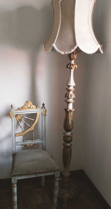 Candeeiro e Cadeira Antigos