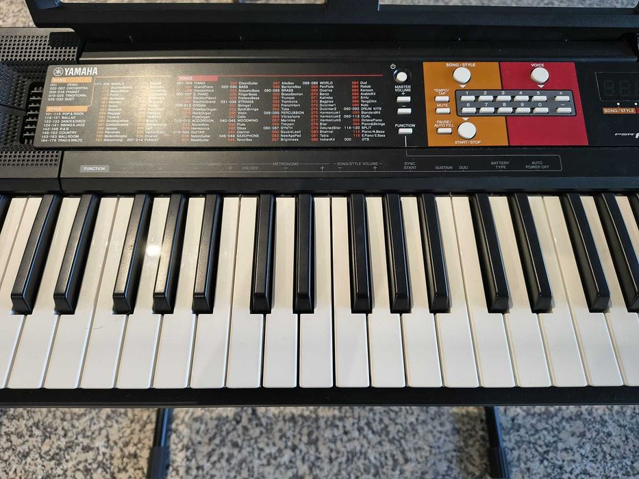 Yamaha PSR‑F51 estado novo + livro instruções + suporte + proteção contra pó