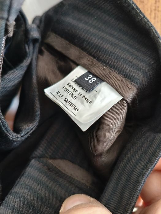 Calça clássica castanho escuro às riscas da marca LA women com bolsos