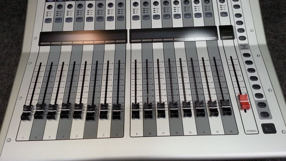Мікшерний пульт YAMAHA TF 1