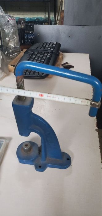 Пресс для установки кнопок люверцов