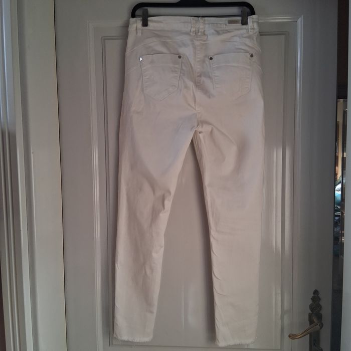 Jeansy białe Monnari