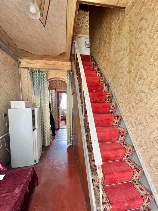 Продається ВИДОВИЙ 2-х поверховий будинок з двома гаражами,