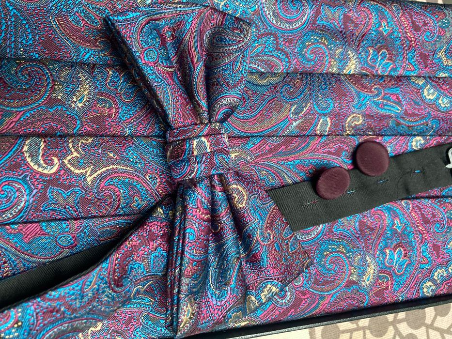 Garnitur w kolorze granatowym z muchą i pasem