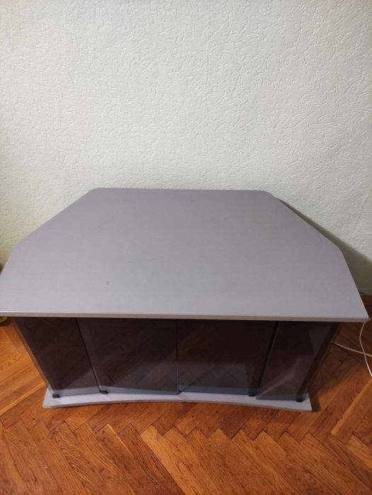 Тумбочка під телевізор на колесах