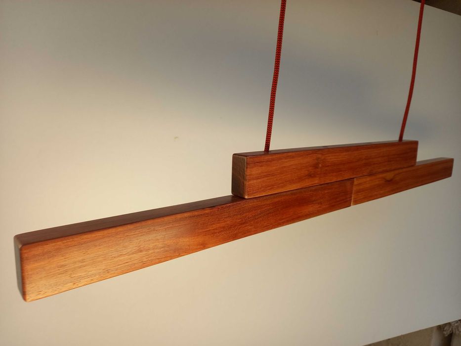 Candeeiro de teto a leds de madeira exótica.