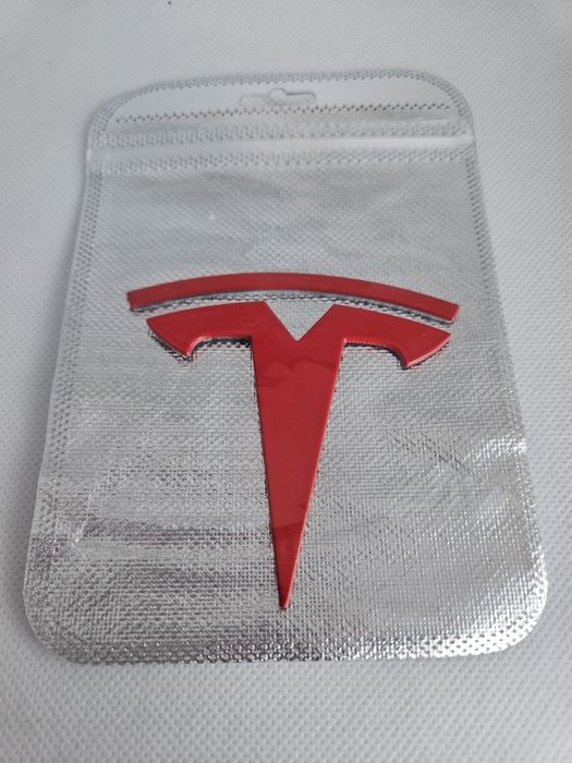 Emblemat Tesla T – czerwony, metalowy, nowy, Model 3/S/X/Y