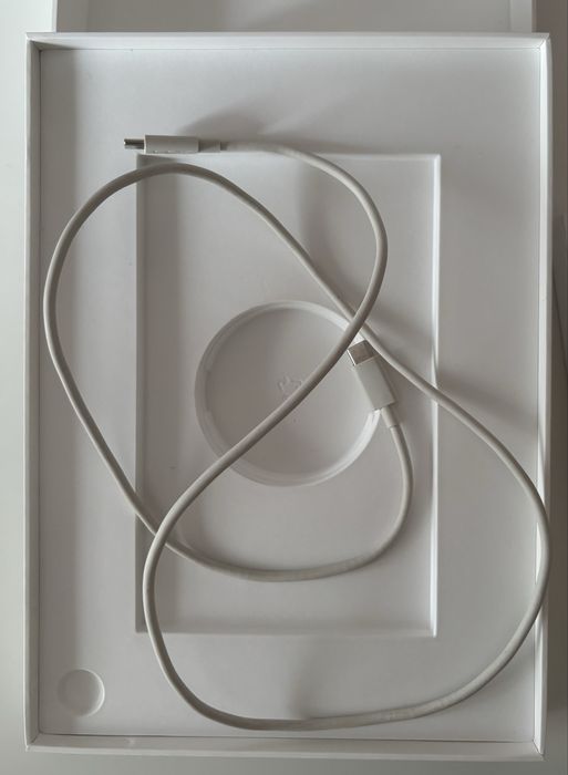 iPad APPLE (11'' A16- 256 GB - Wi-Fi - Prateado)  e Caneta APPLE pencil USB-C