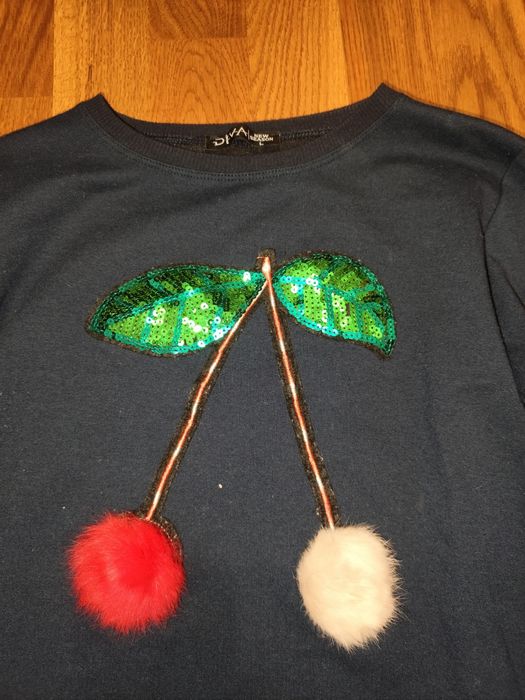 Кофта з вишеньками