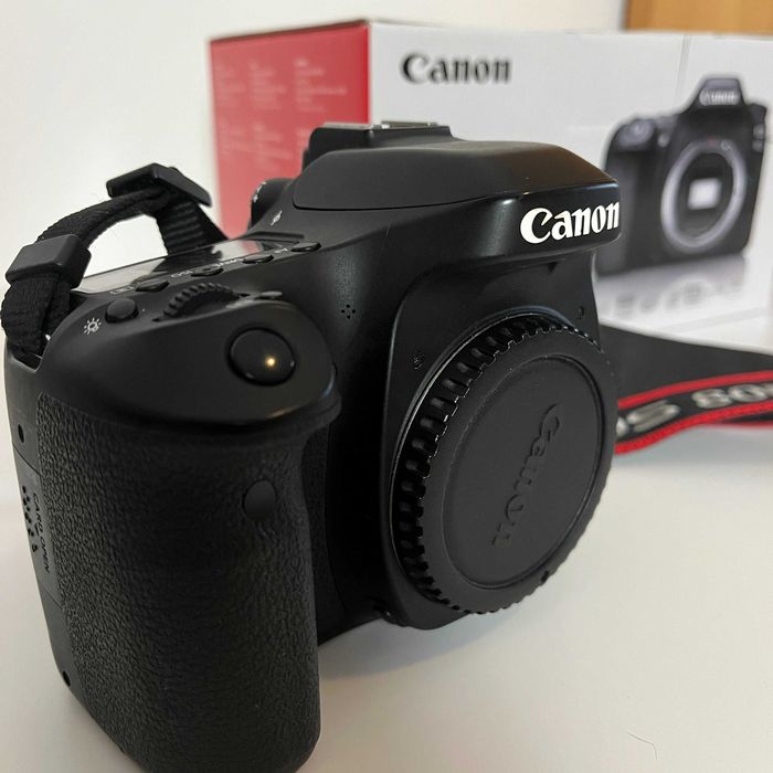 Máquina DSLR Canon 80D