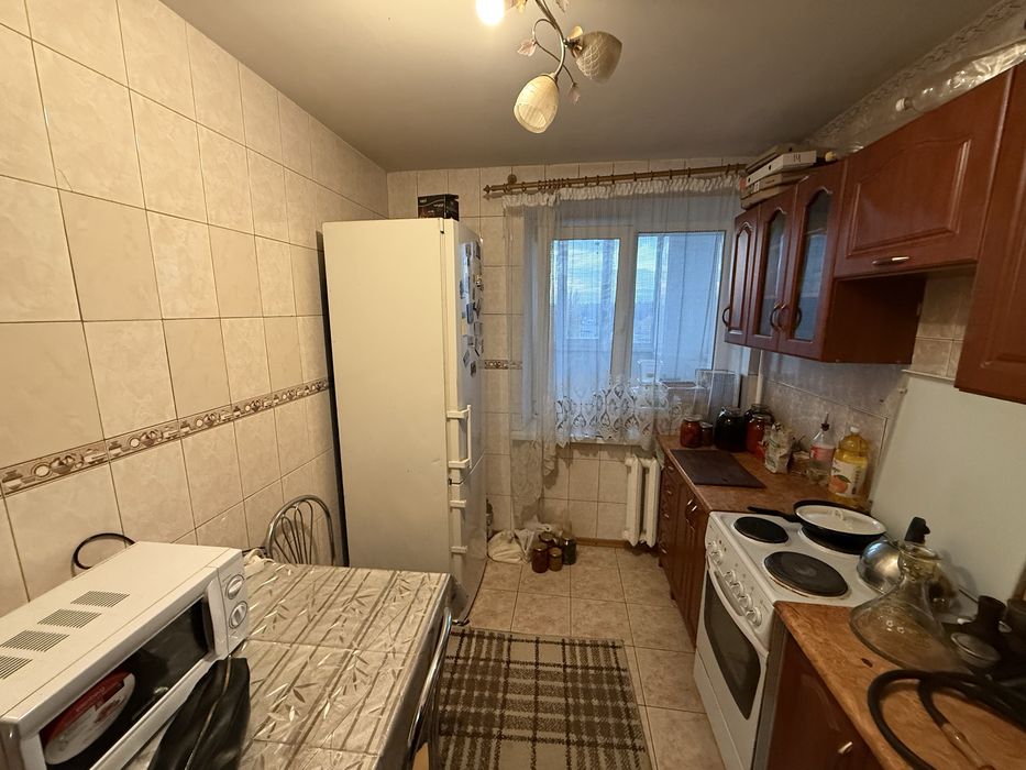 Однокімнатна. Косметичний стан. Не кутова. Цегла. Біля зупинки