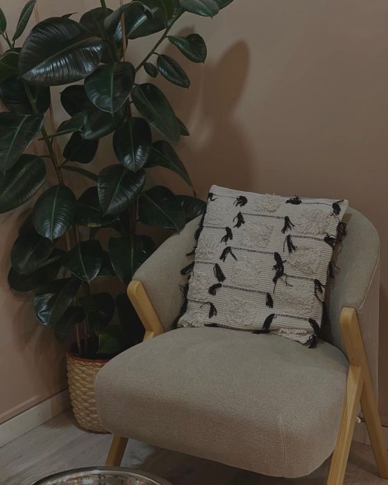 Aluga-se mesa e gabinete de estética em Algés