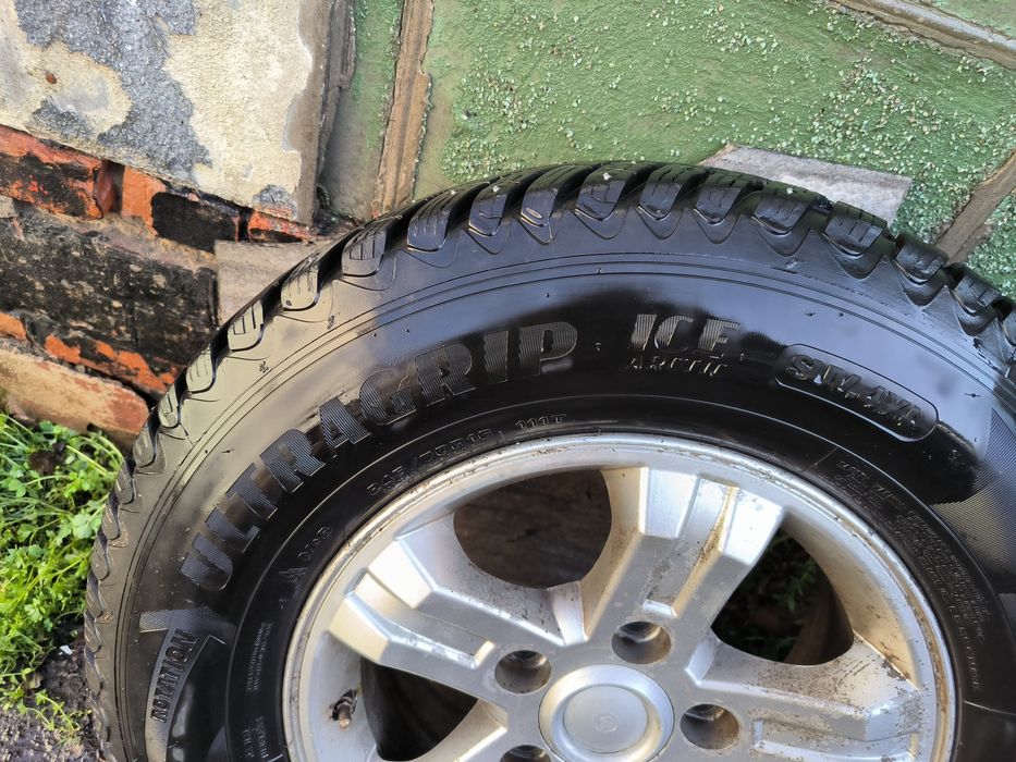 Продам зимнюю резину Goodyear ultra grip 245 70 16