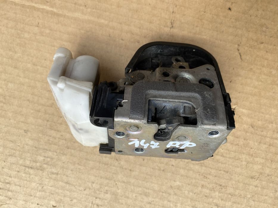 Alfa Romeo 147 zamek prawy przod