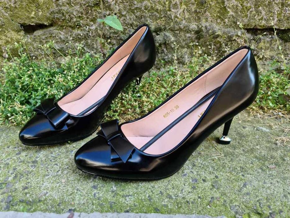 Туфлі з каблуком-серцем