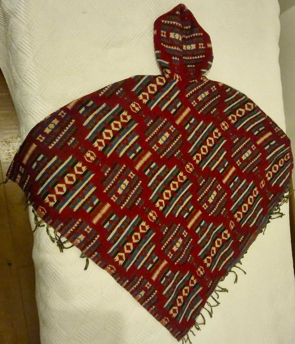 Poncho vermelho com padrão de Lã (Novo)