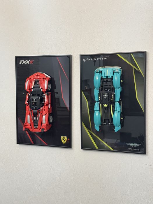 Dois quadros de exposiçao lego alumium ferrari e auston martin