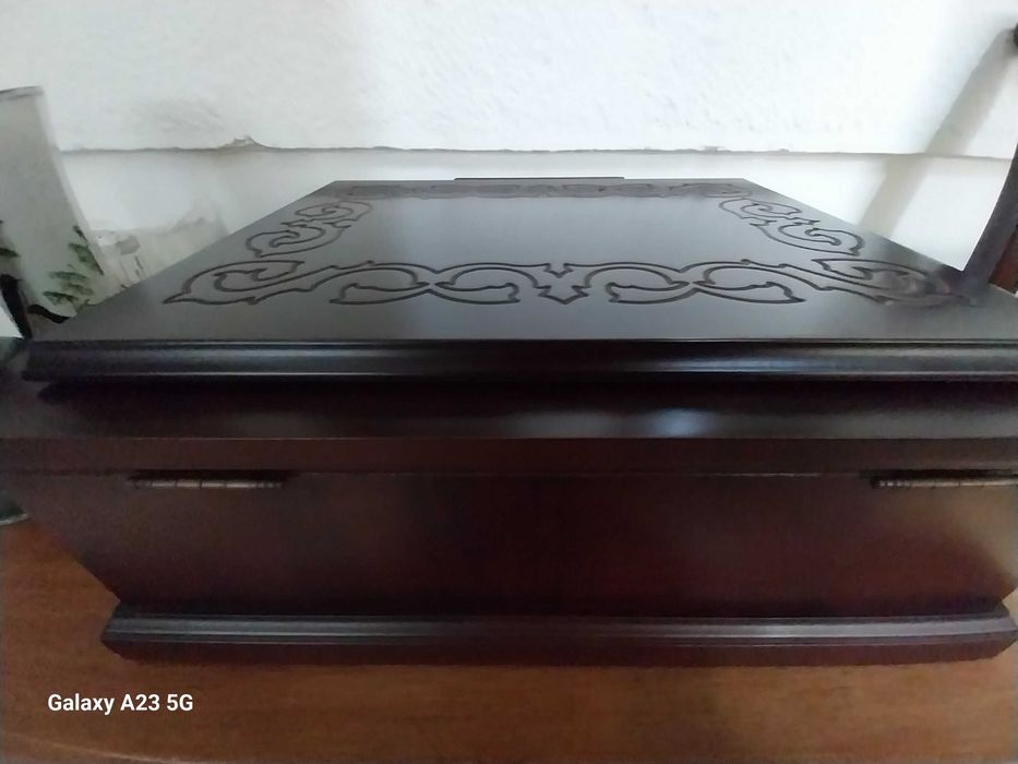 caixa em madeira com suporte para livro/atril