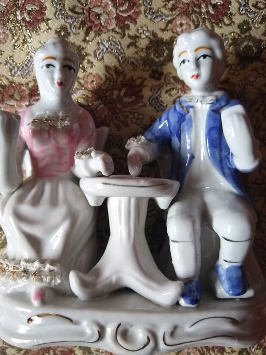 Figurka ceramiczna siedząca  para 14cm wys