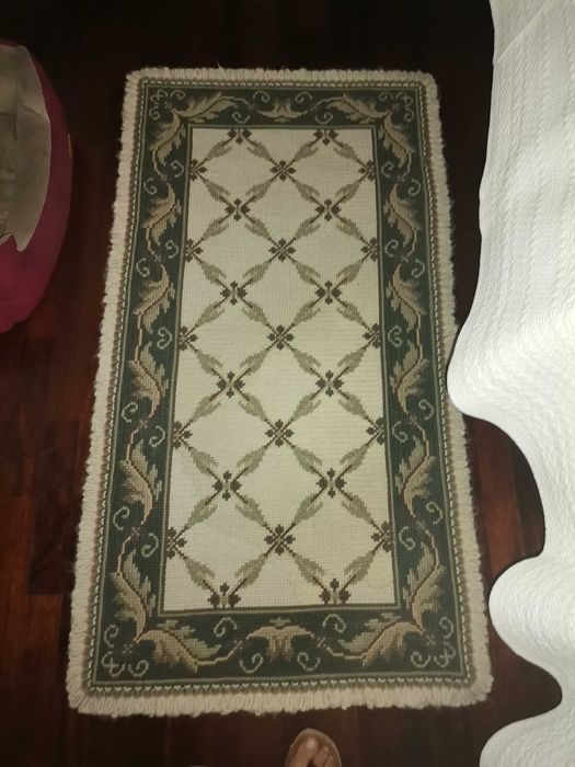 (OPORTUNIDADE) Conjunto 3 Tapetes de arraiolos (pequenos)