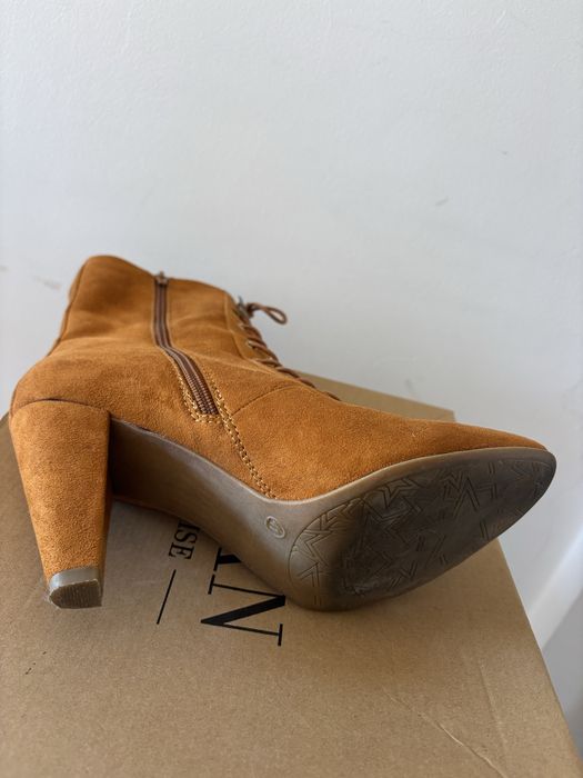 Botas camurça com fecho e atacadores