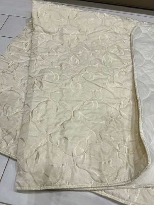 Стеганое покрывало на кровать (новое, 196 x 145 см)