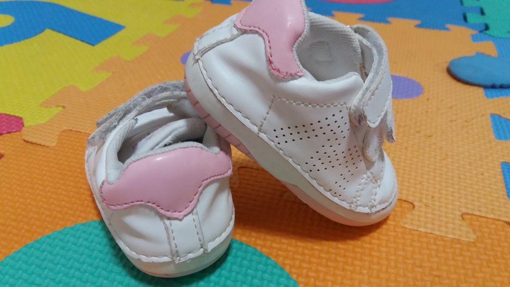 Sapatilhas brancas e rosa t 17
