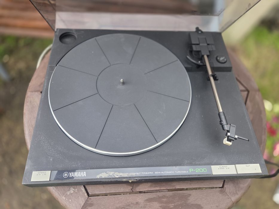 Gramofon Yamaha P200