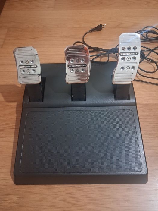 Volante Thrustmaster + Pedais T3PM (3 Pedais de Metal) PS5 / PS3 / PC