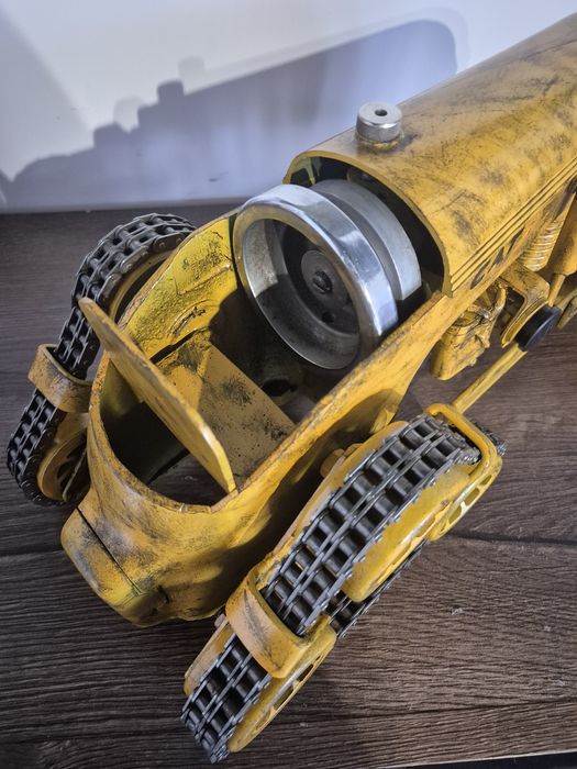 Model byldożera ze starej maszyny do szycia, spychacz, handmade