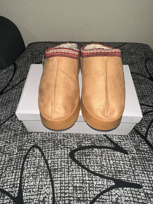 Socas castanhas com pêlo por dentro